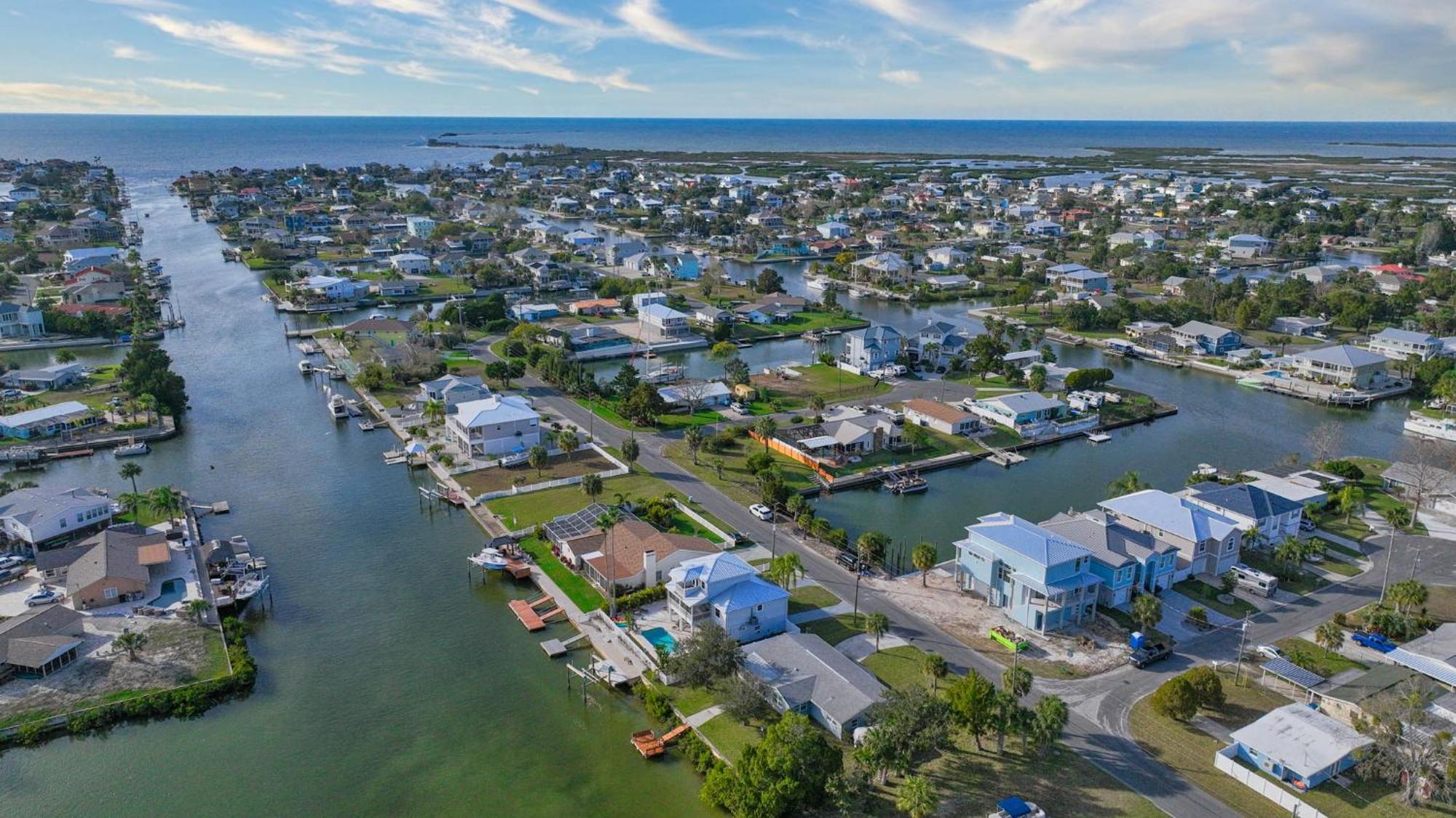 5 Bed3Bath Waterfront Pool Home With Full Gym, Office, And Heated Pool! Hernando Beach Экстерьер фото